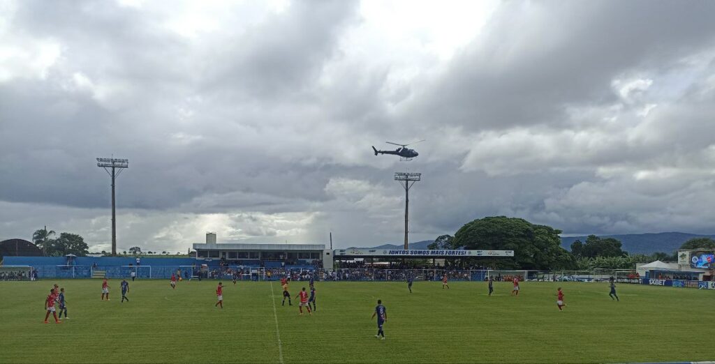 Helicóptero da PMGO sobrevoando estádio em Goianésia (Foto: OAgregador) 