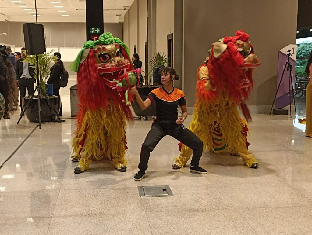 Dançarinos chinesas fazendo a Dança do Dragão