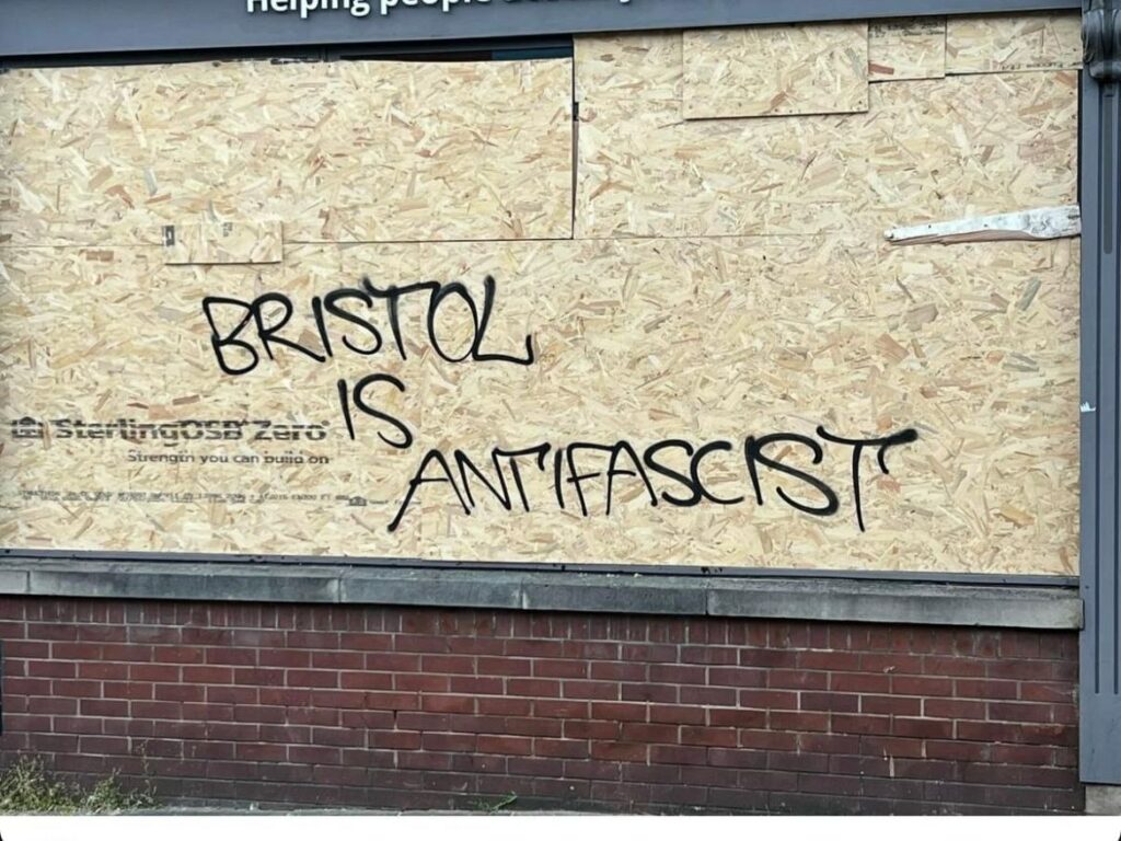 Muro pichado em Bristol, Inglaterra durante manifestações (Foto: OAgregador)